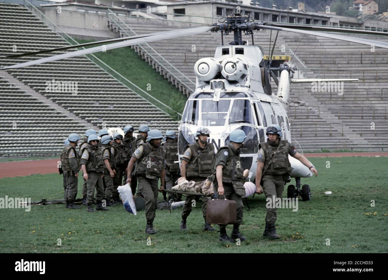 25. April 1994 während der Belagerung von Sarajevo: Im Koševo-Stadion unterstützen französische Krankentragen und Sanitäter verletzte Evakuierte, die gerade aus Goražde geflogen wurden. Stockfoto