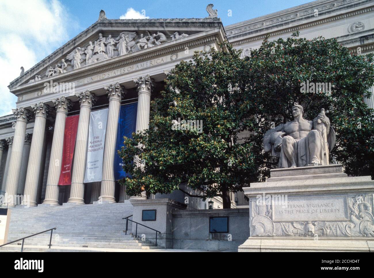 Washington DC. National Archives Building. Ewige Wachsamkeit ist der Preis der Freiheit im Vordergrund. Stockfoto