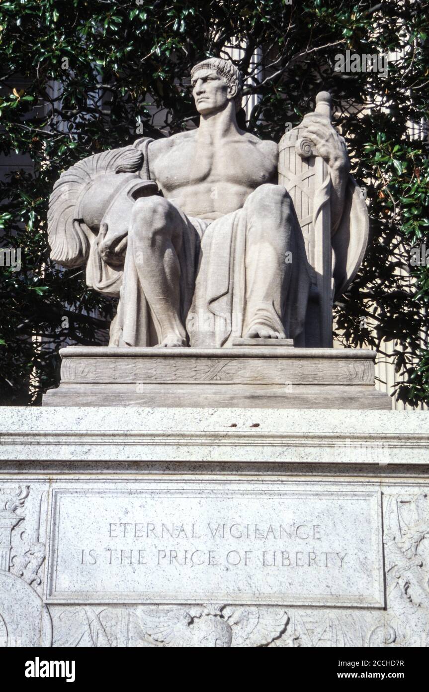 Washington DC. Eternal Vigilance ist der Preis der Freiheitsstatue außerhalb der National Archives. Stockfoto