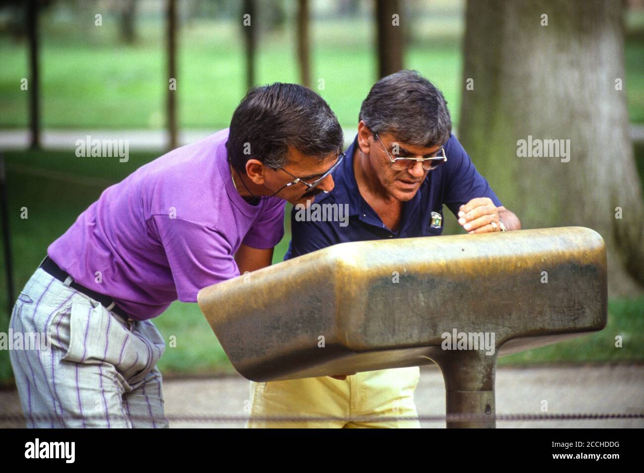 Vietnam Memorial, Washington, DC, USA. Besucher auf der Suche nach Namen im Index Locator der Namen auf der Gedenkstätte eingeschrieben. Stockfoto