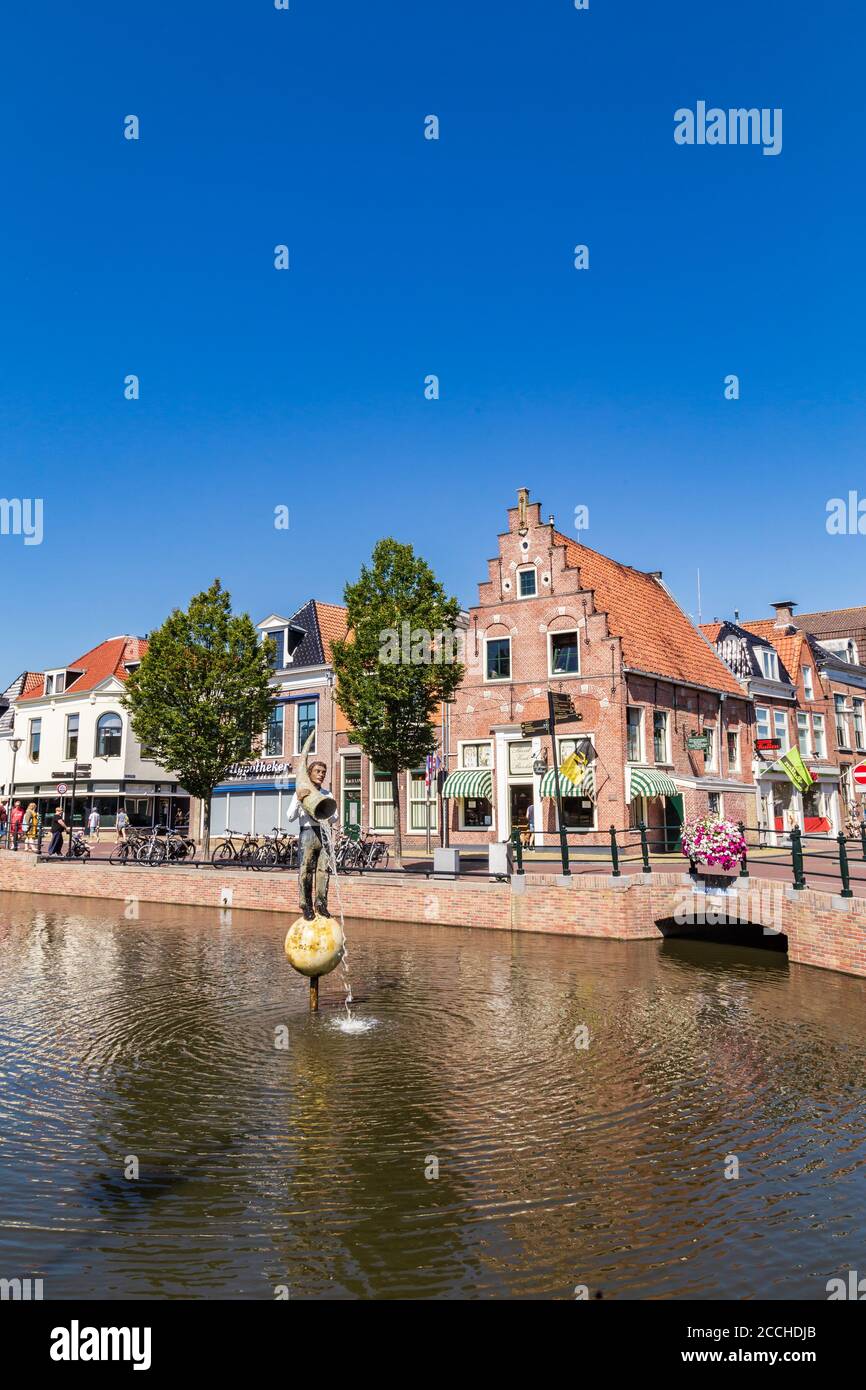 Sneek, Niederlande - 7. August 2020: Wasserskulptur mit dem Brunnen des Glücks im Zentrum von Sneek, Friesland Niederlande Stockfoto