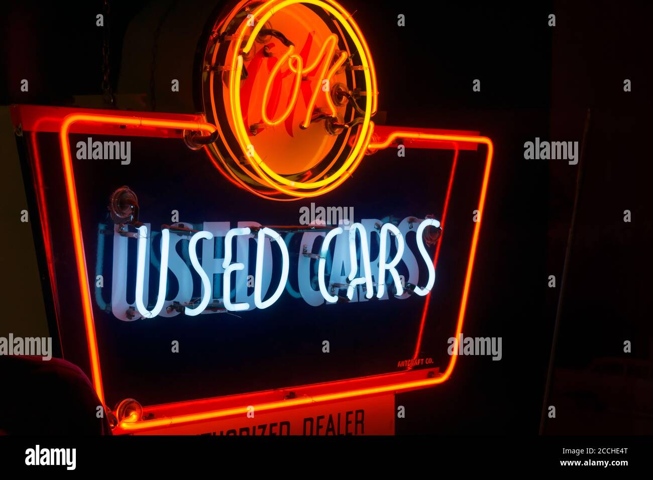 Oklahoma USA - September 10 2015; OK Gebrauchtwagen hell Neonschild beleuchtet. Stockfoto