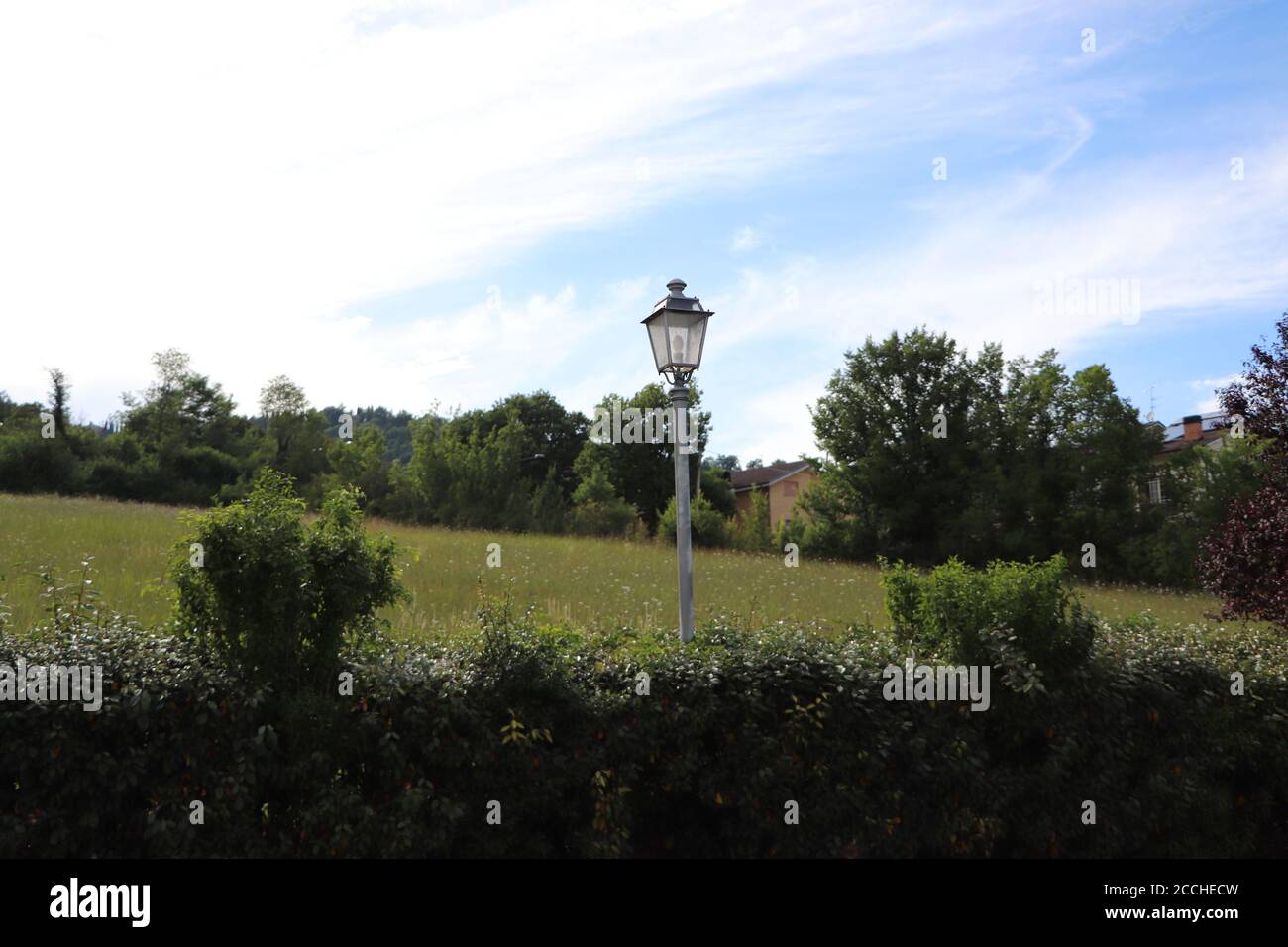 Laternenpfahl oder Straßenlaterne mitten auf dem Land Stockfoto