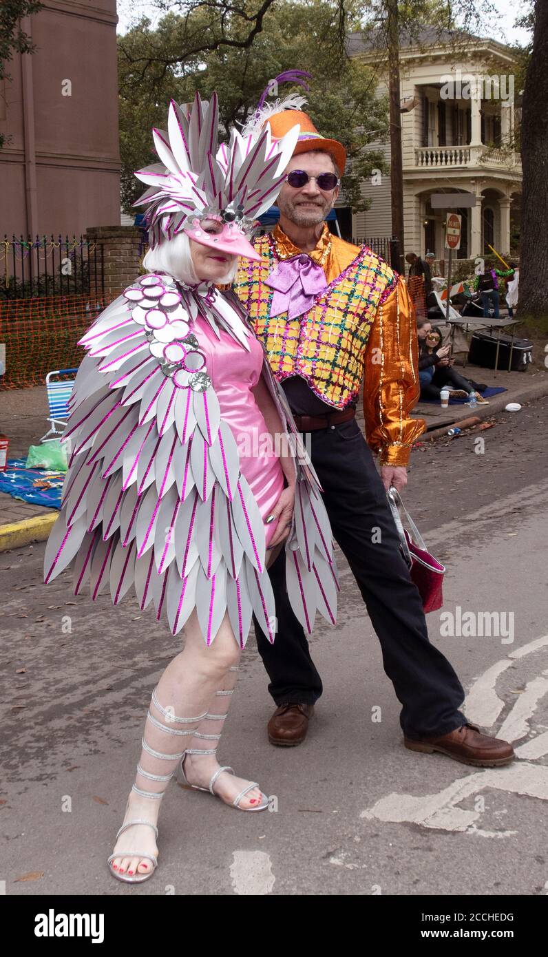 Exotisches Paar in Kostümen am Mardi Gras Tag, New Orleans. Stockfoto