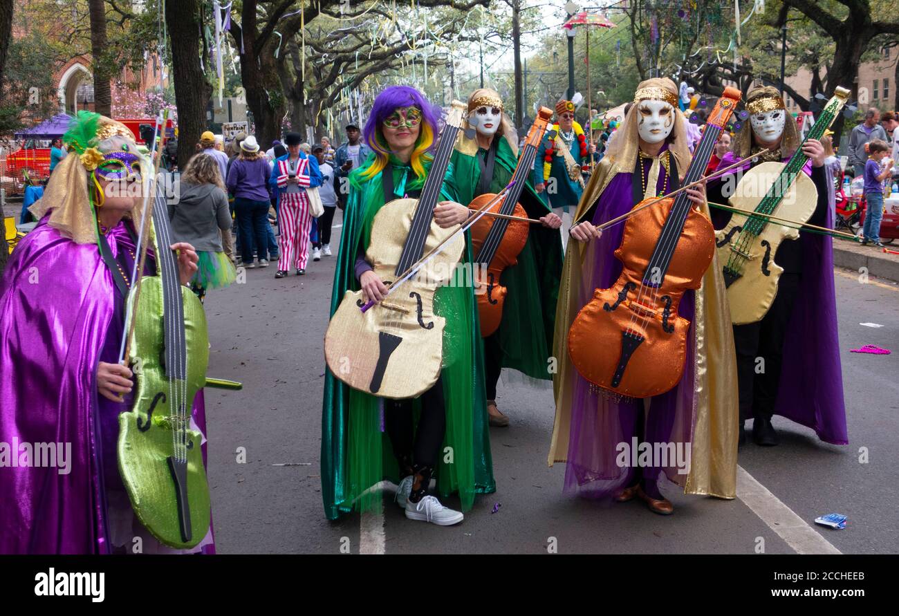 Freunde in aufwendigen Kostümen am Mardi Gras Tag. New Orleans, LA. Stockfoto