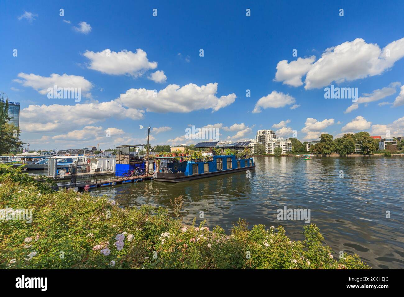 Langes Boot in der Spree, Treptow Park, Berlin Stockfoto