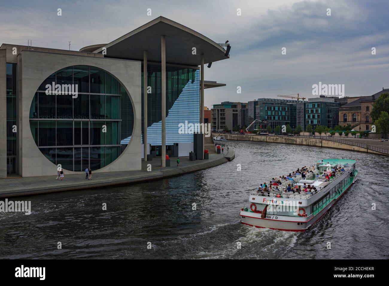 Ausflugsboot auf der Spree im Regierungsbezirk Berlin. In der Nähe des Reichstags und des Paul Lobe Hauses. Aufgenommen Im August 2015 Stockfoto