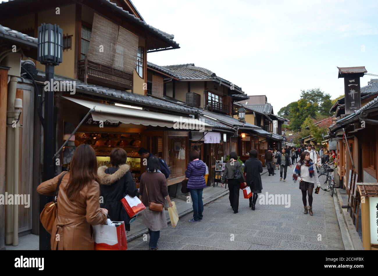 Touristen in den gepflasterten Straßen Ninen-zaka und Sannen-zaka in Gion, Altstadt von Kyoto Stockfoto
