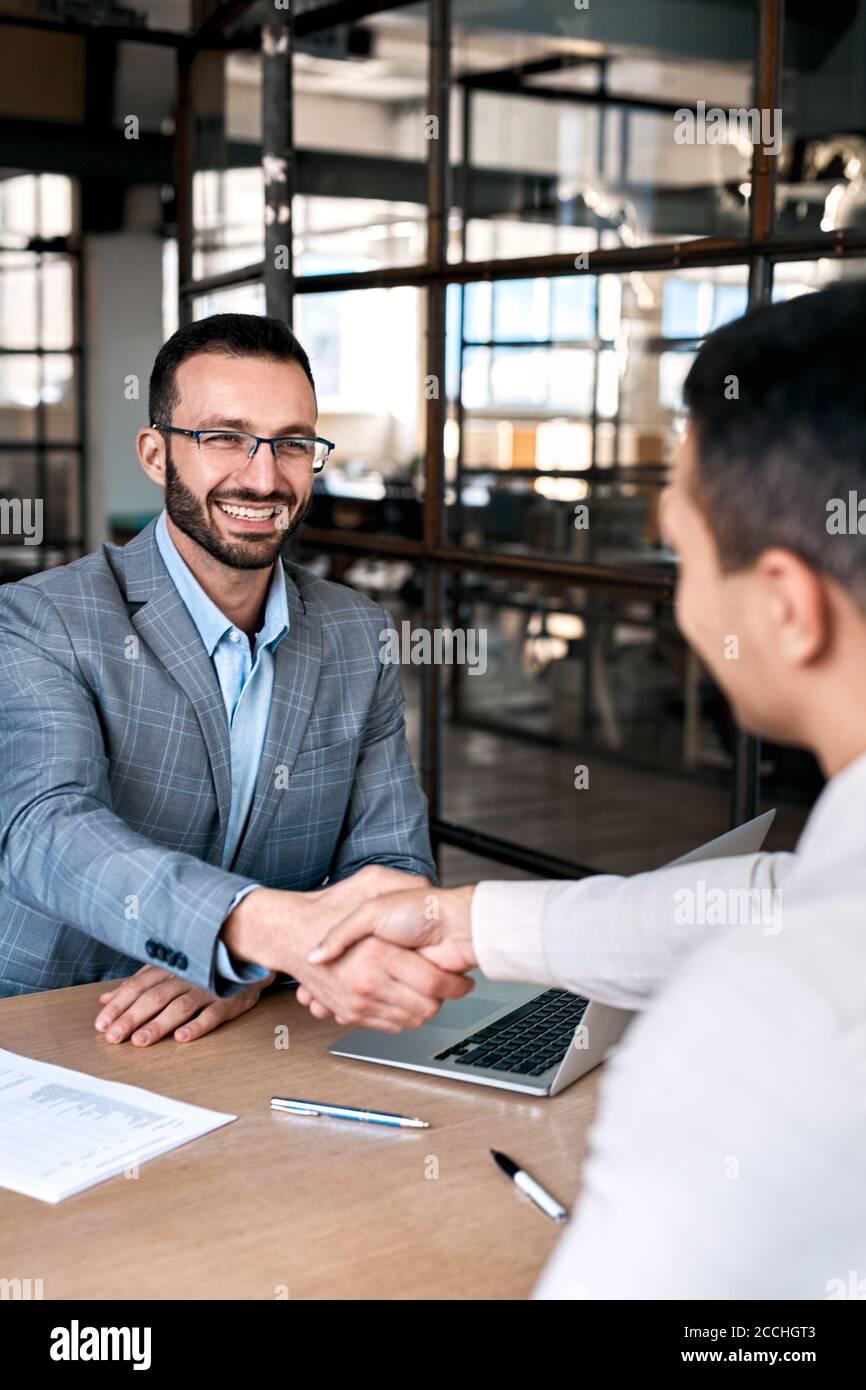 Zwei Männer, die nach einem guten Interview die Hände schütteln Stockfoto