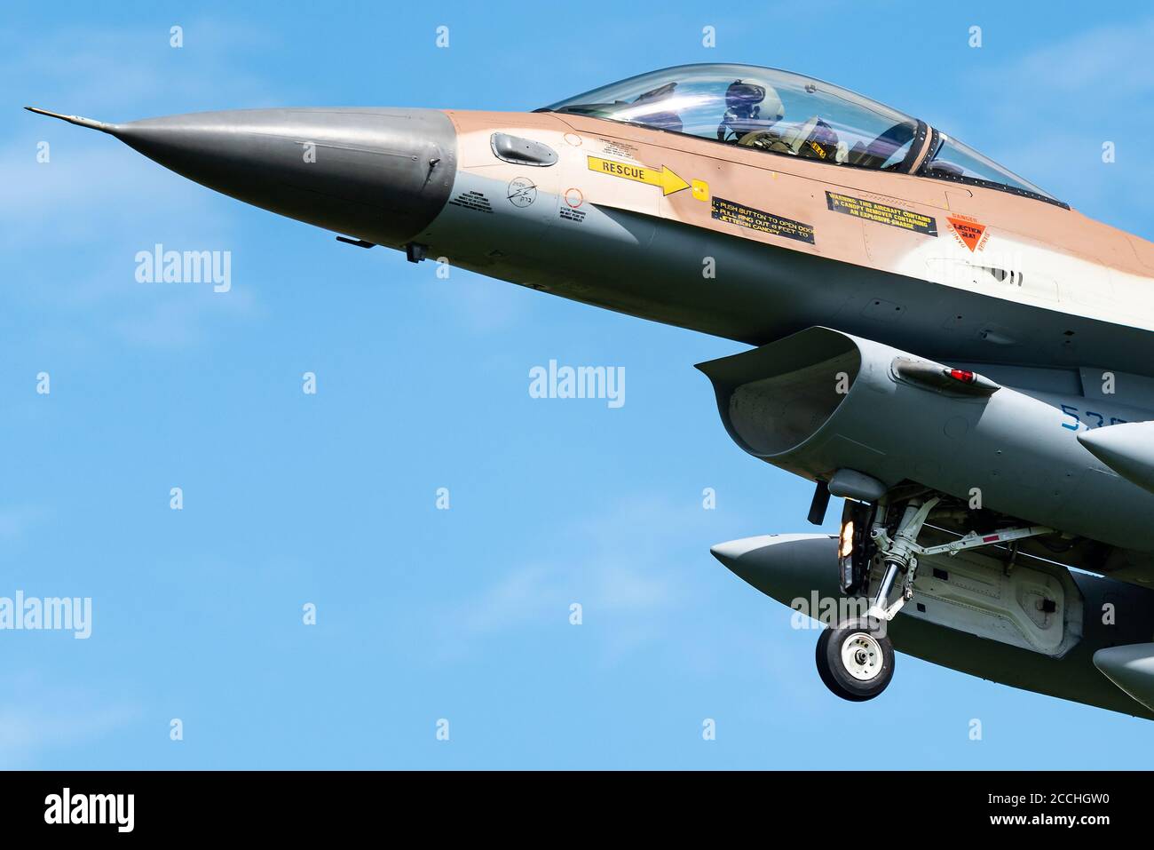 Nörvenich, Deutschland, 20. August 2020: Ein israelischer F-16 'Barak' Kampfjet, der vom Luftwaffenstützpunkt Nörvenich in Deutschland abfliegt. Stockfoto