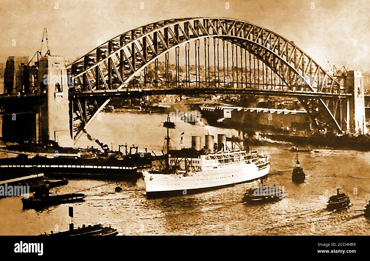 1932 - Schlepper schleppen einen P & O (Peninsular & Orient) Liner unter der Sydney Harbour Bridge, NSW, Australien kurz nach der Eröffnung durch N.S.W Premier, Jack lang (Spitzname "The Big Fella"). Sein anfänglicher Schnitt des Bandes wurde von einem Mann, (Francis de Groot), auf dem Rücken eines Pferdes in einer Militäruniform der "Neuen Garde" (rechtsgerichtete paramilitärische Gruppe) unterbrochen, der es mit einem Schwert zerschnitt. Er wurde verhaftet und das Band wieder gebunden. Die Reden hielten der Gouverneur von New South Wales, Sir Philip Game, und der Minister für öffentliche Arbeiten, Lawrence Ennis. Stockfoto