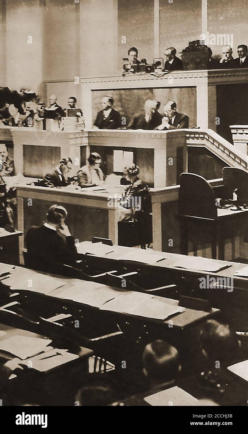 2. Februar 1932 - EIN Blick in die Konferenz des Völkerbundes über Abrüstung in Genf unter dem Vorsitz des populären britischen Labour M.P. und des Gewerkschaftsführers Arthur Henderson (allen bekannt als "Onkel Arthur"). Die Länder konnten sich nicht darauf einigen, was "offensive" und "defensive" Waffen darstellte, und die Gespräche brachen zusammen. Daraufhin zog Adolf Hitler Deutschland am 14. Oktober 1933 aus der Konferenz und dem Völkerbund zurück. Stockfoto