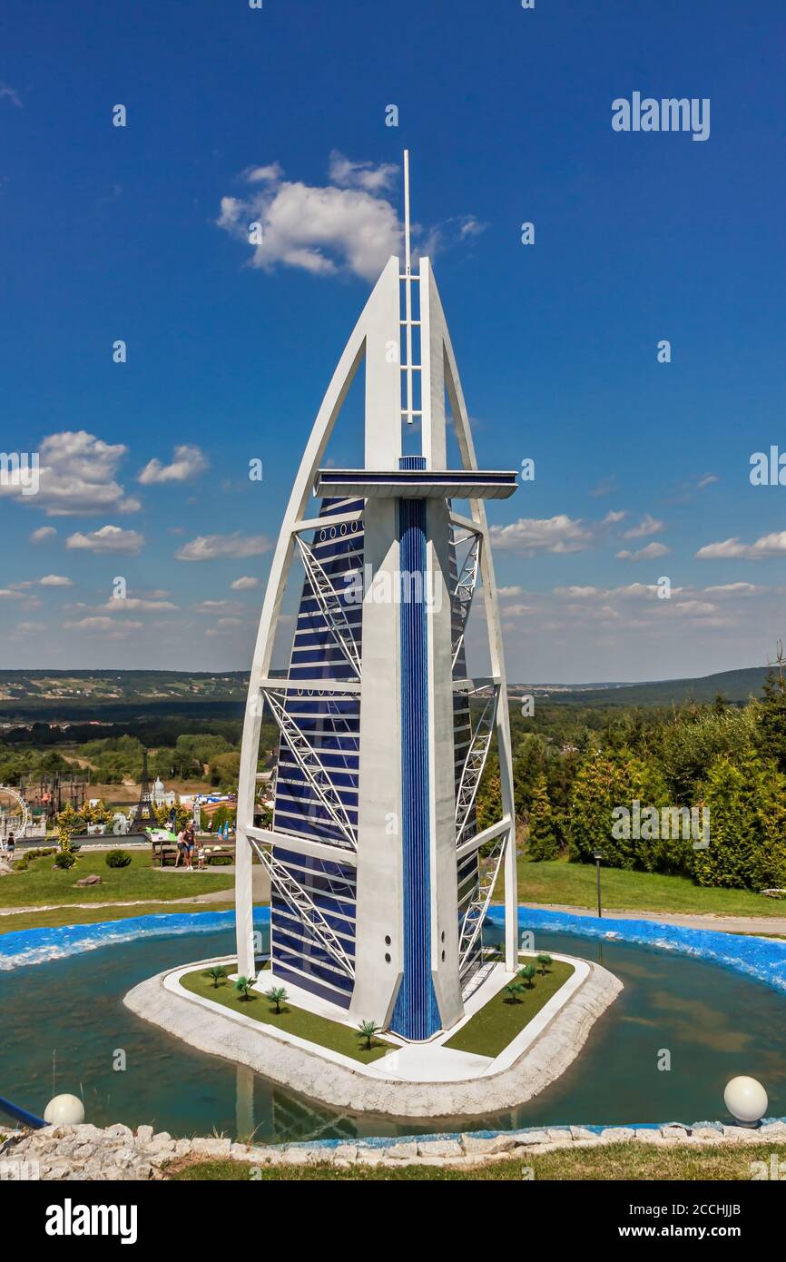 Krajno-Zagorze, Polen - 14. August 2020. Die Miniatur des Burj Al Arab Hotel in Sabat Krajno Amusement and Miniatures Park Stockfoto