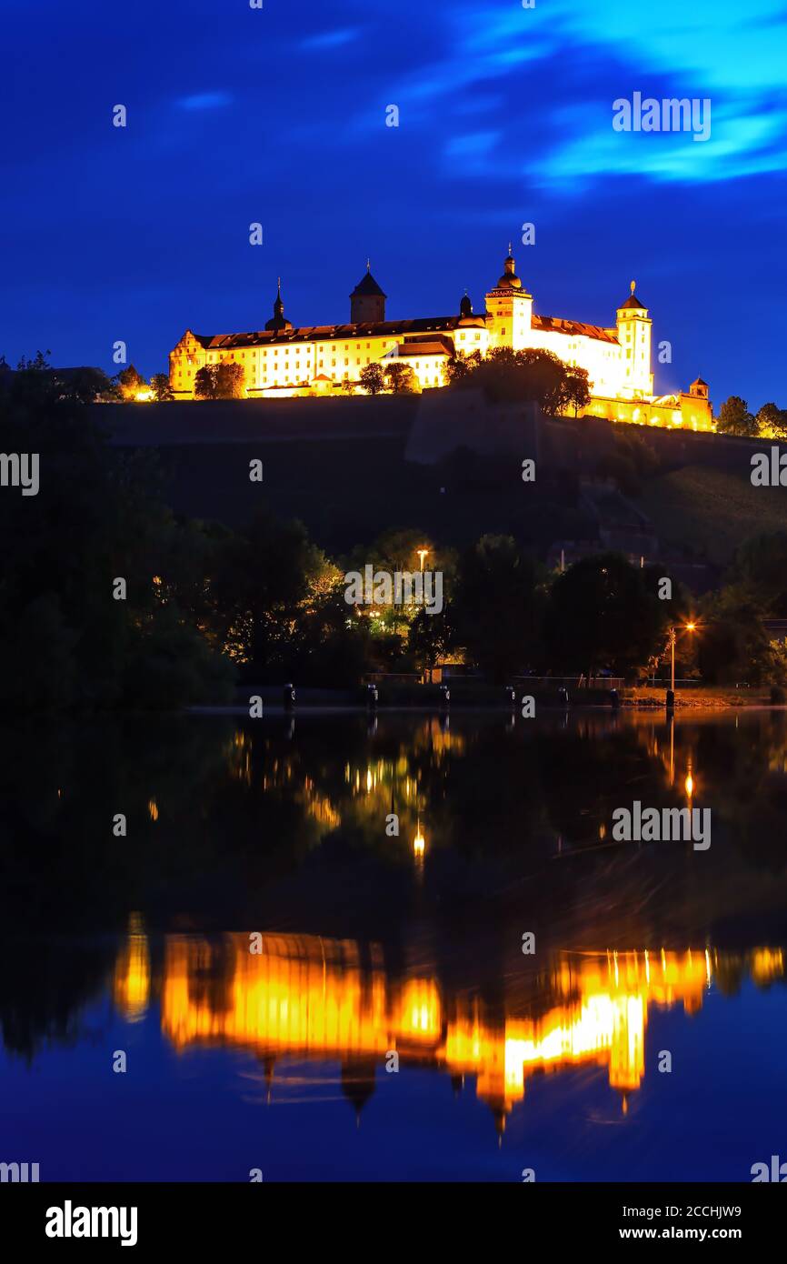 Nachtaufnahme der Festung Marienberg in Würzburg Stockfoto