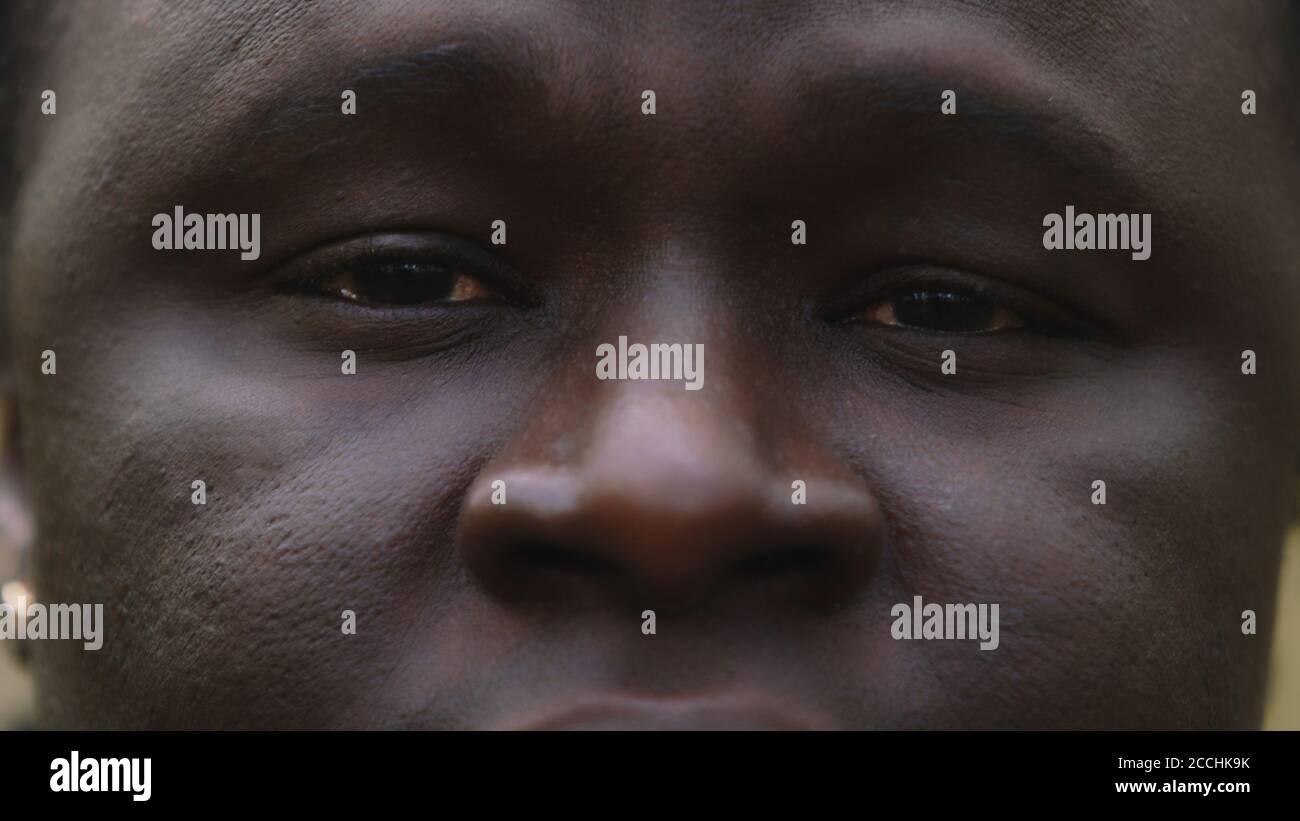 Schwarze Leben sind wichtig. Nahaufnahme eines afrikanischen Mannes mit traurigen roten Augen und Tränen. Hochwertige Fotos Stockfoto