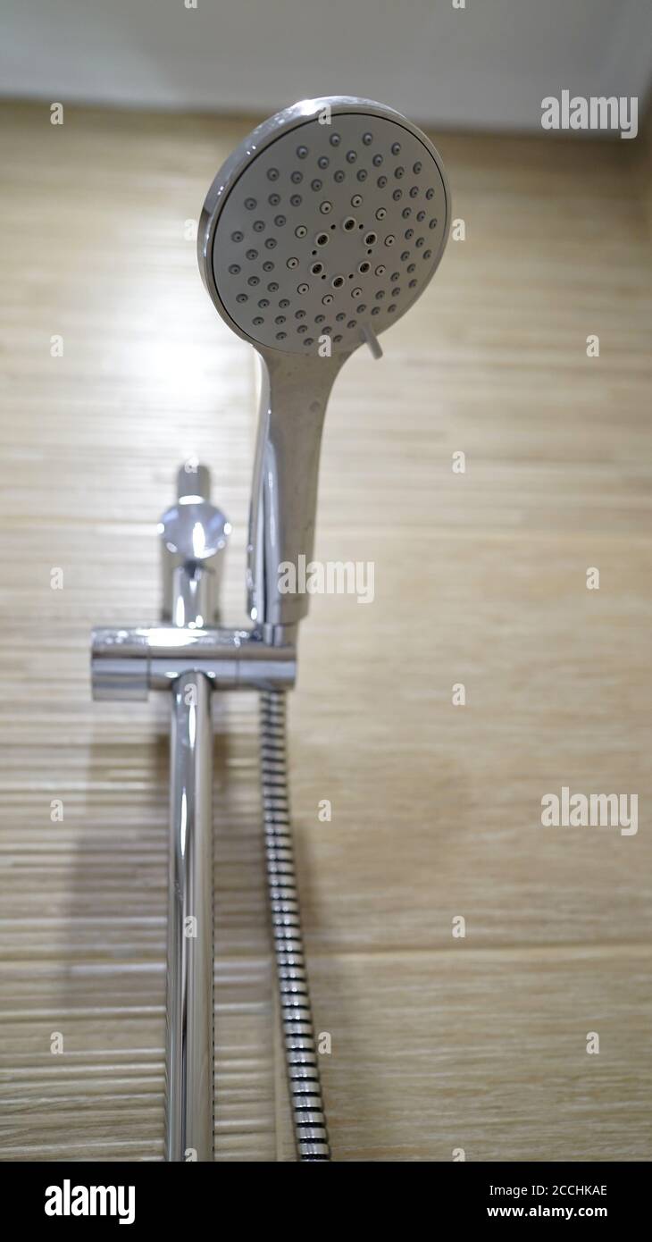 Dusche in Kontrastfarbe mit Wasserstrahl. Dusche im Badezimmer Stockfoto
