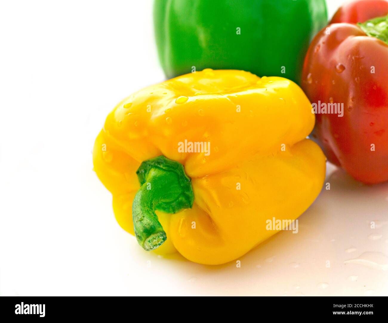 Gelbe, rote und grüne Paprika auf weißem Hintergrund Stockfoto