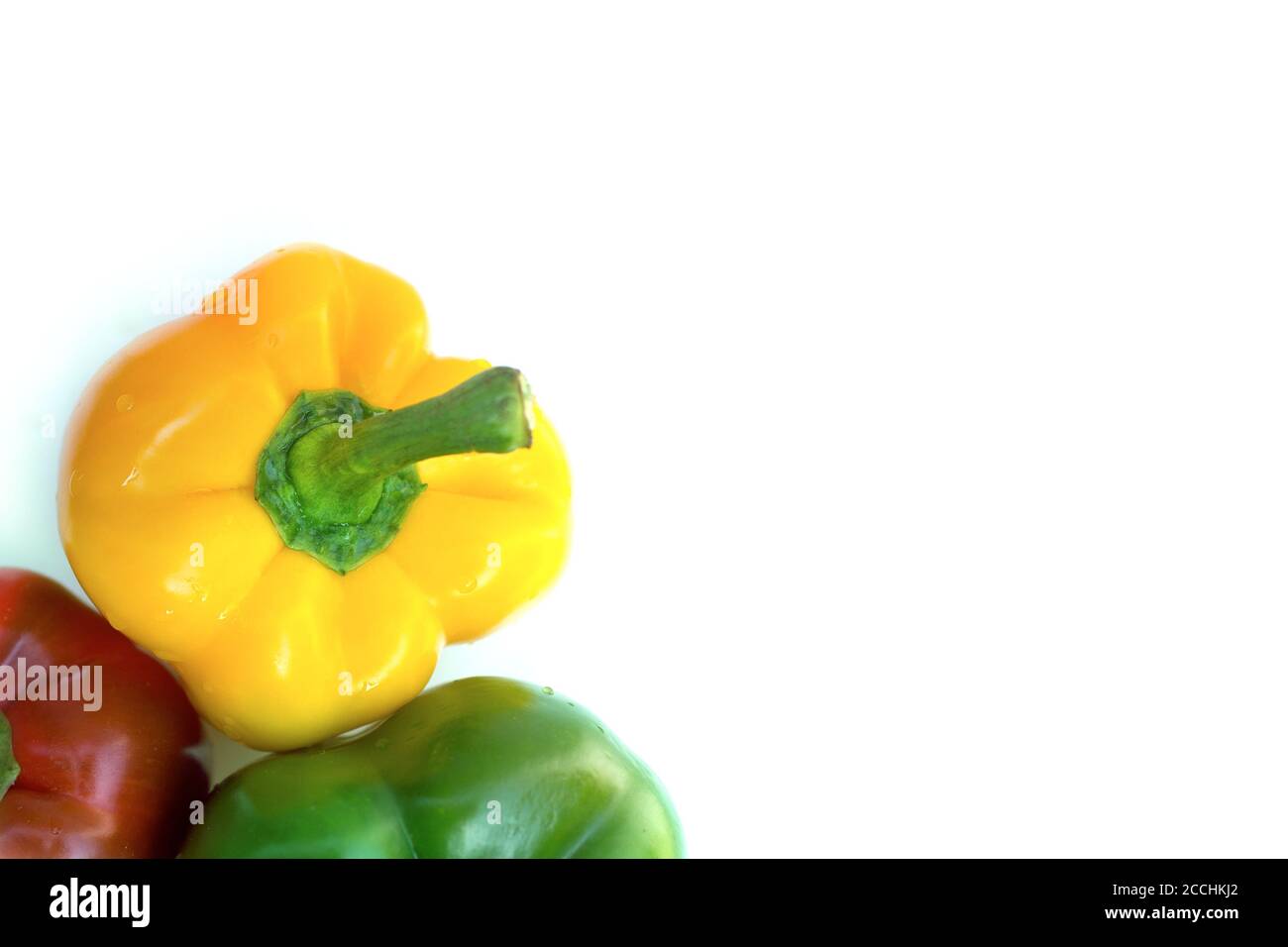 Gelbe, rote und grüne Paprika auf weißem Hintergrund Stockfoto
