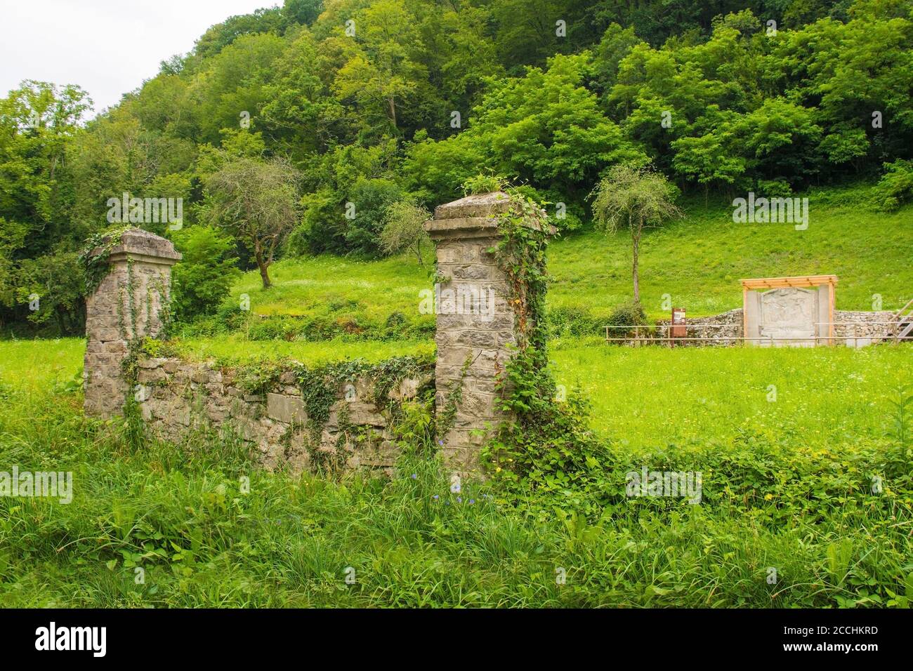 Die Mauer ist auf einem Friedhof aus dem 1. Weltkrieg in Kamno, Primorska, Slowenien, erhalten geblieben.die Leichen der italienischen und österreichisch-ungarischen Soldaten wurden seither verlegt Stockfoto