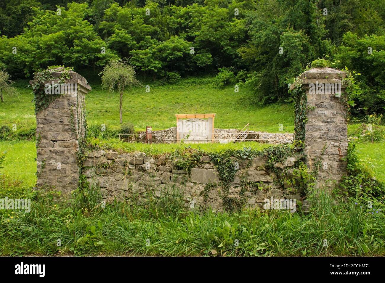 Die Mauer ist auf einem Friedhof aus dem 1. Weltkrieg in Kamno, Primorska, Slowenien, erhalten geblieben.die Leichen der italienischen und österreichisch-ungarischen Soldaten wurden seither verlegt Stockfoto