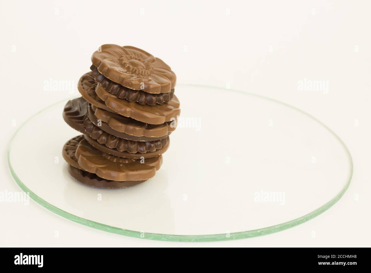 Milchig und bitter runde Form Schokolade Madlen, auf Glasplatte entworfen. Das Zuckerfest oder jede Festival-Feier. Stockfoto