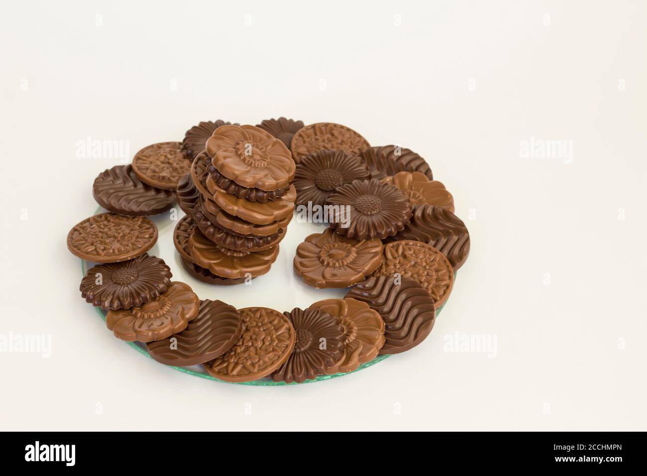 Milchig und bitter runde Form Schokolade Madlen, auf Glasplatte entworfen. Das Zuckerfest oder jede Festival-Feier. Stockfoto