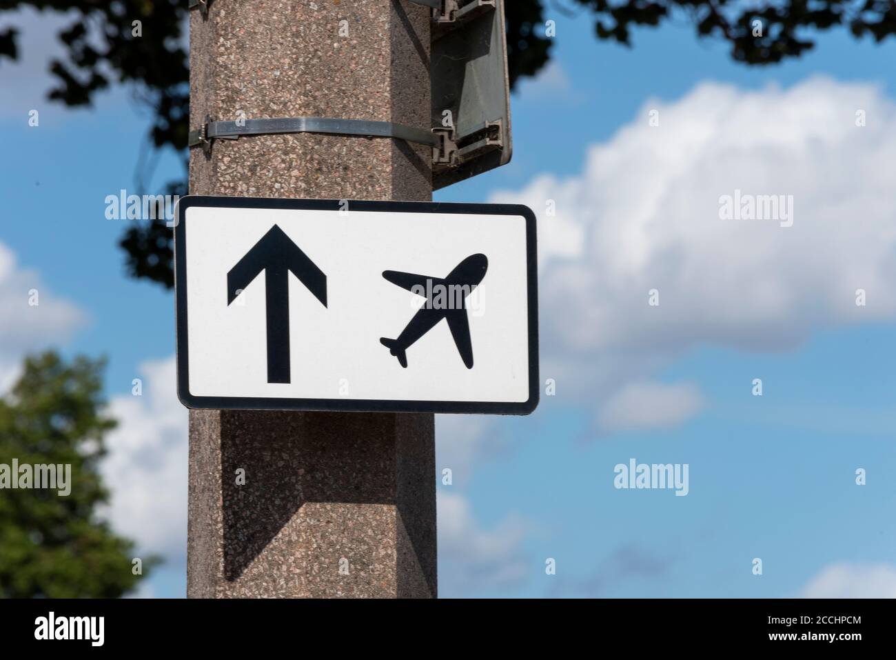 Richtungspfeilschild zum Flughafen, mit ungewöhnlich geformten Grafik für Flugzeug. Basic Flugzeug Profil Design Stockfoto