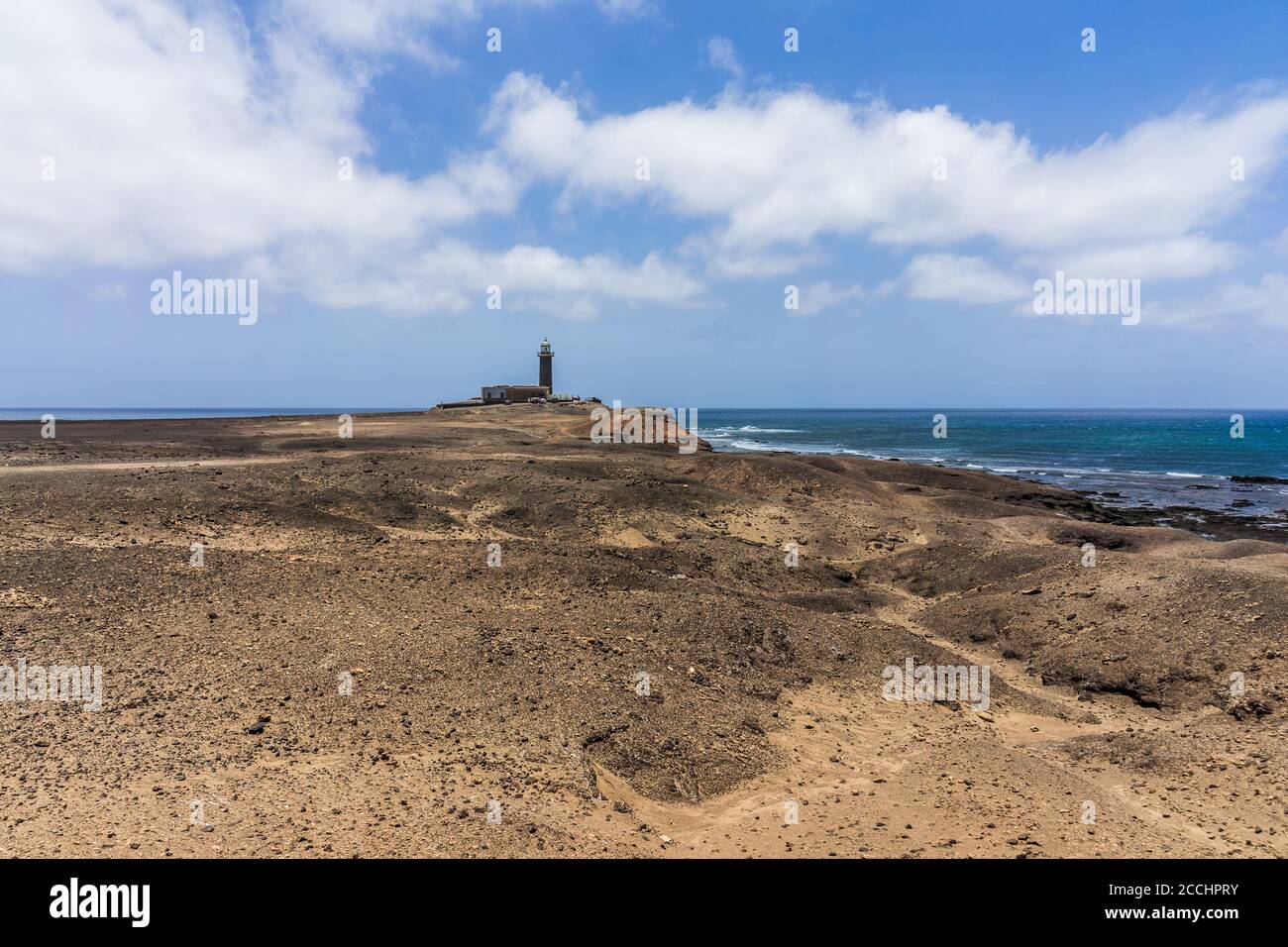 Die felsigen und Wüstenflächen der Halbinsel Jandia. Im Hintergrund der Leuchtturm Punta Jandia (Faro de Punta Jandia). Fuerteventura: Stockfoto