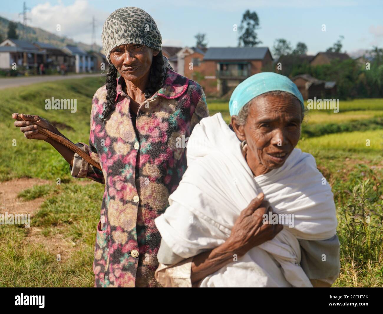 Manandoana, Madagaskar - 26. April 2019: Unbekannte ältere madagassische Frauen, die neben dem Reisfeld standen, wo sie an sonnigen Tagen arbeiteten. Menschen in diesem Teil Stockfoto