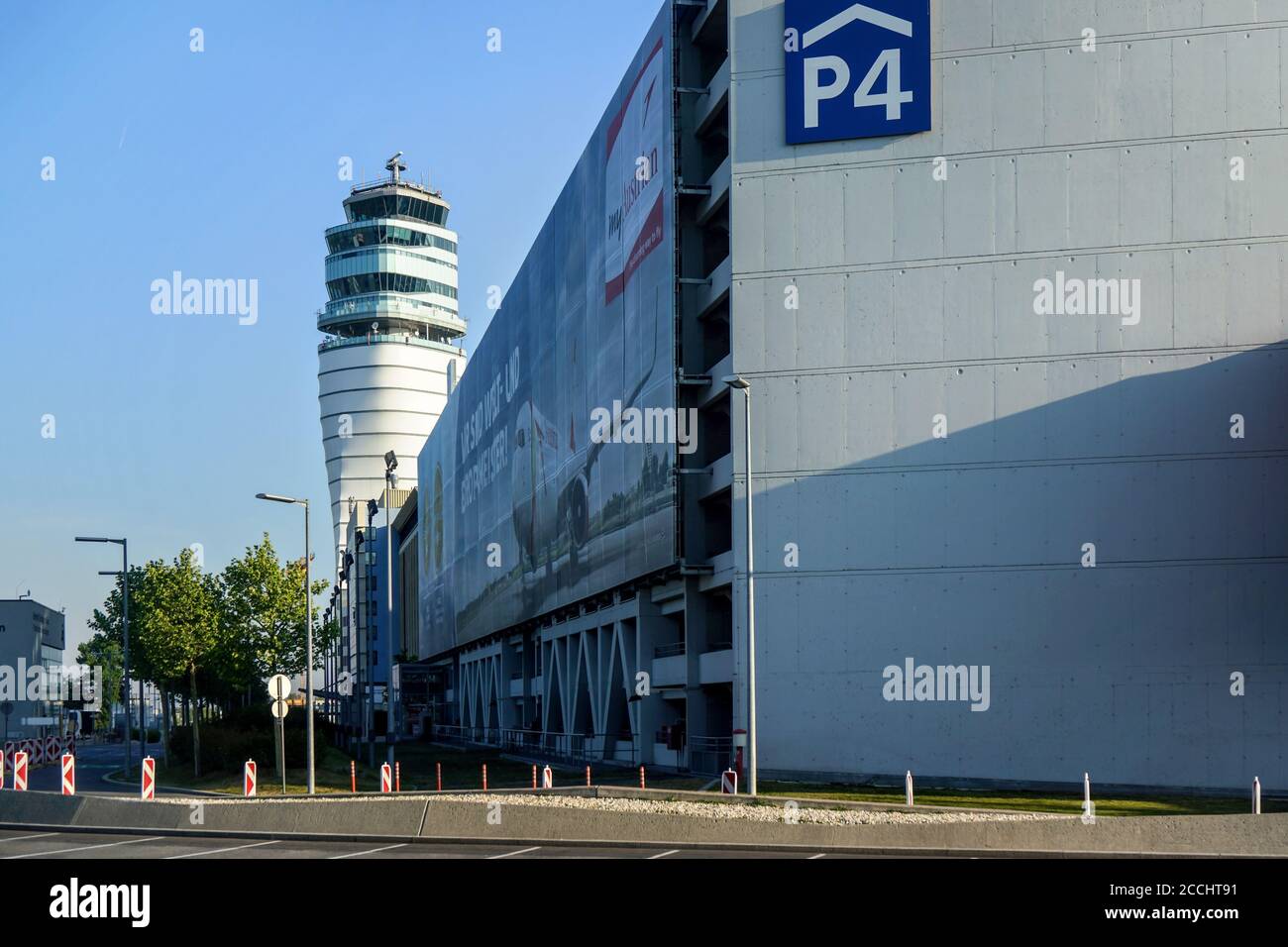 Schwechat, Österreich - 08. Mai 2019: Hauptturm des internationalen Flughafens Wien mit Parkgebäude auf der rechten Seite mit österreichischen Fluggesellschaften (die ha Stockfoto