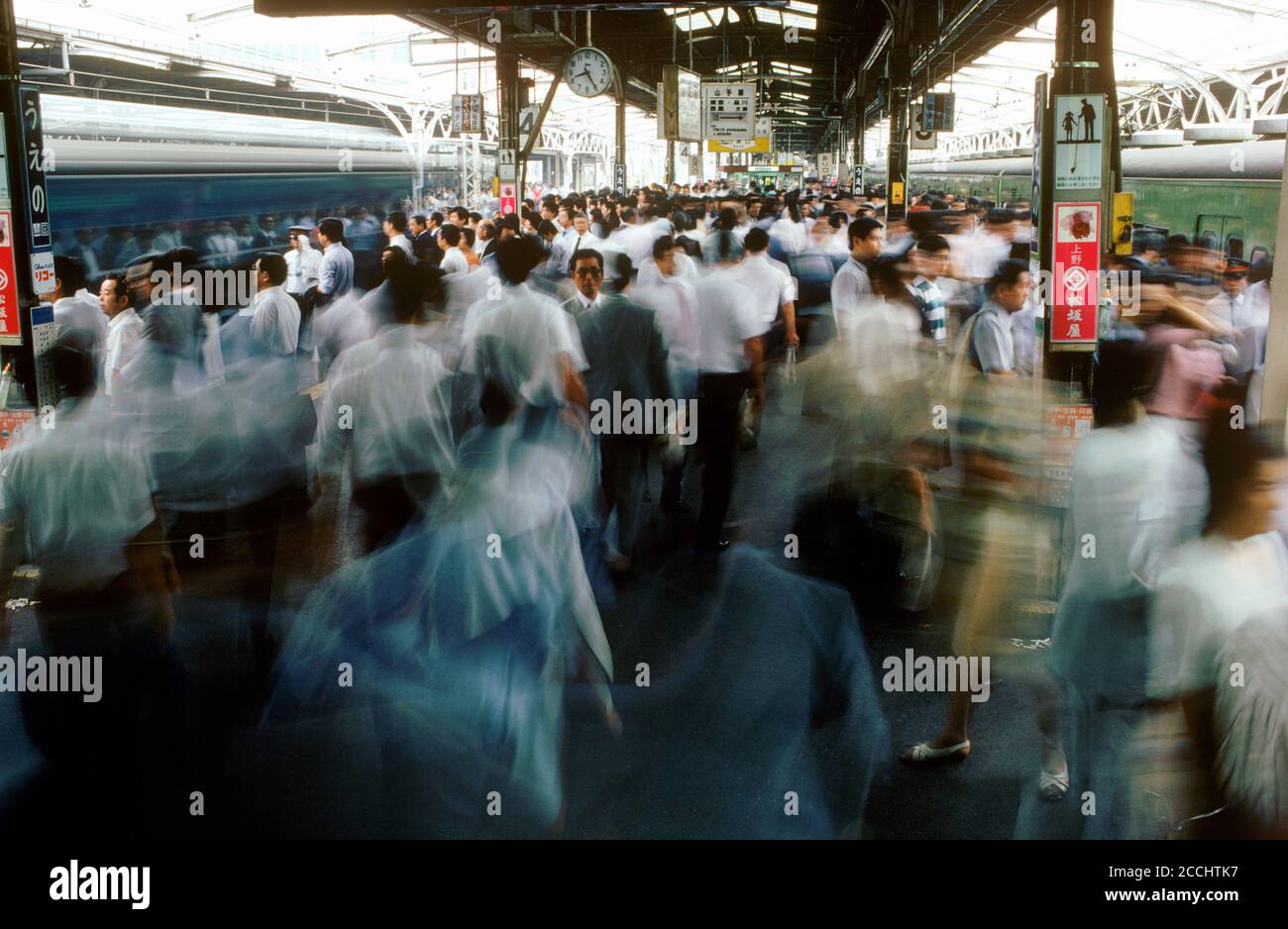 Pendler Verkehr ein- und Aussteigen in Bewegung an Stadt-u-Bahnstation in Tokyo Stockfoto