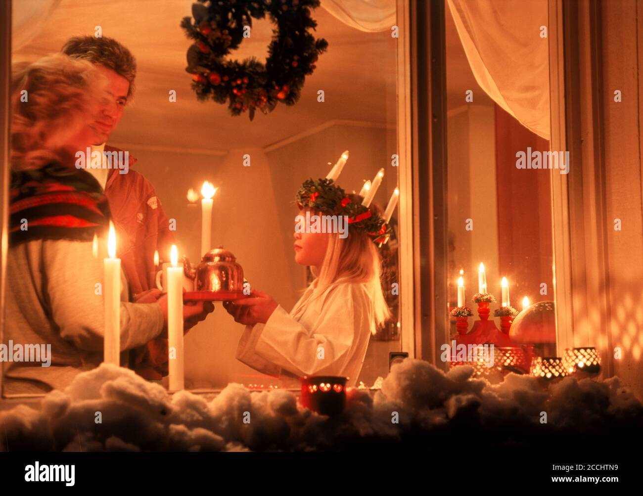 Am 13. Dezember in Schweden ist Santa oder Saint Lucia Day, wenn Kinder Adelskronen Kerzen tragen und Kaffee und Kuchen zu Eltern zu bringen Stockfoto
