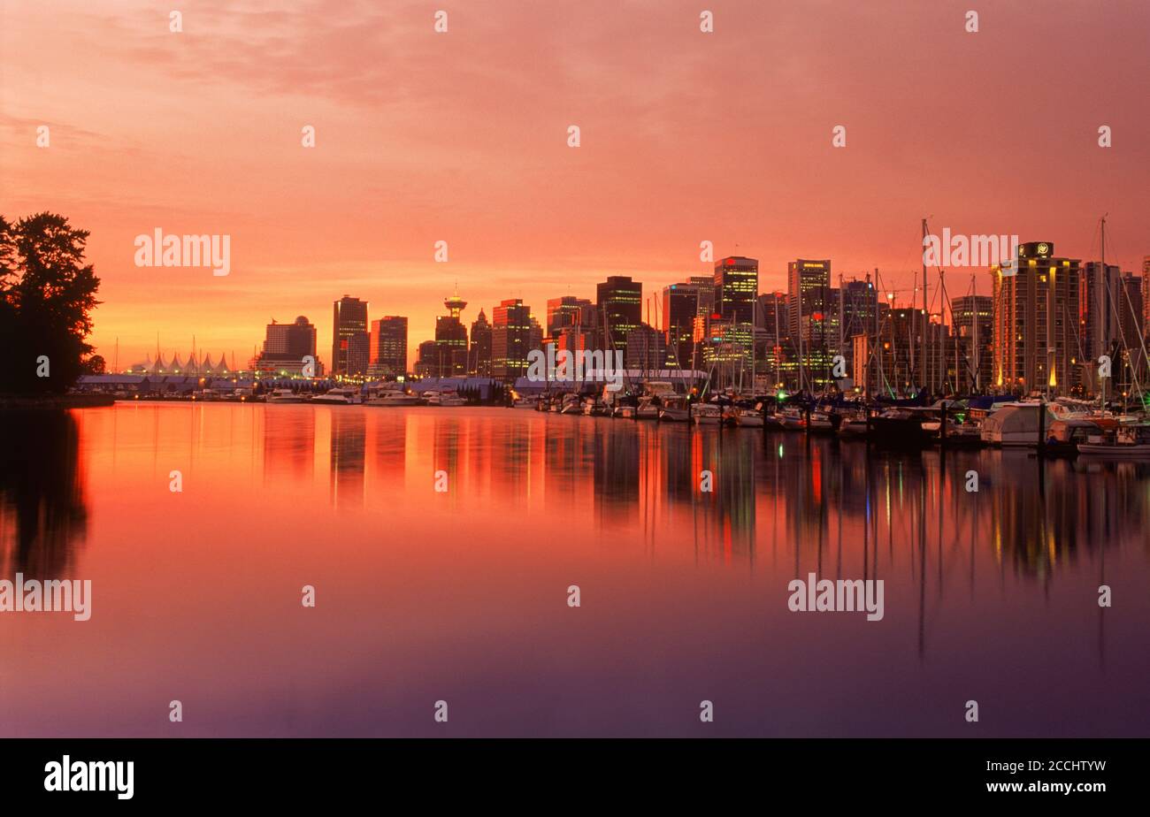 Spiegelbild der Skyline von Vancouver am Hafen Wasser vom Stanley Park im Morgengrauen Stockfoto