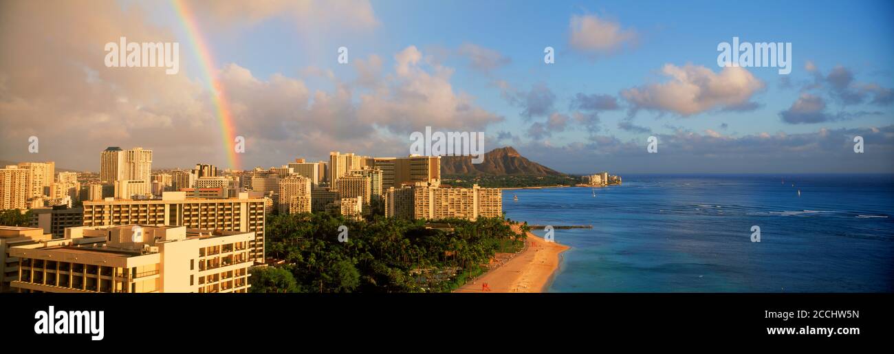 Rainbow über Waikiki mit Diamond Head und Strandhotels Mit Palmen auf der Insel Oahu in Hawaii Stockfoto