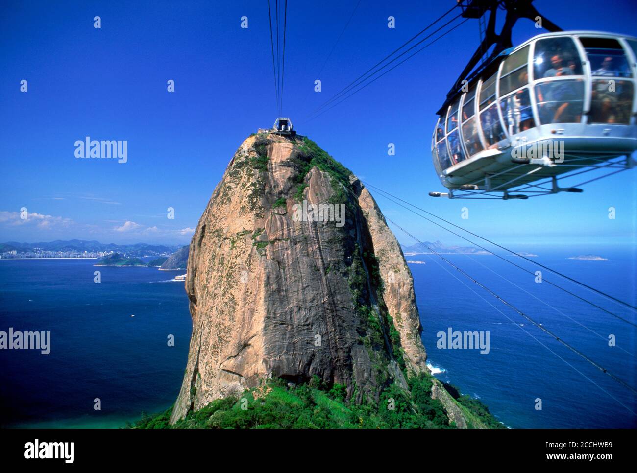 Seilbahn fahren zum Seitenanfang Zuckerhut (Pao de Acucar) über Rio De Janeiro in Brasilien Stockfoto