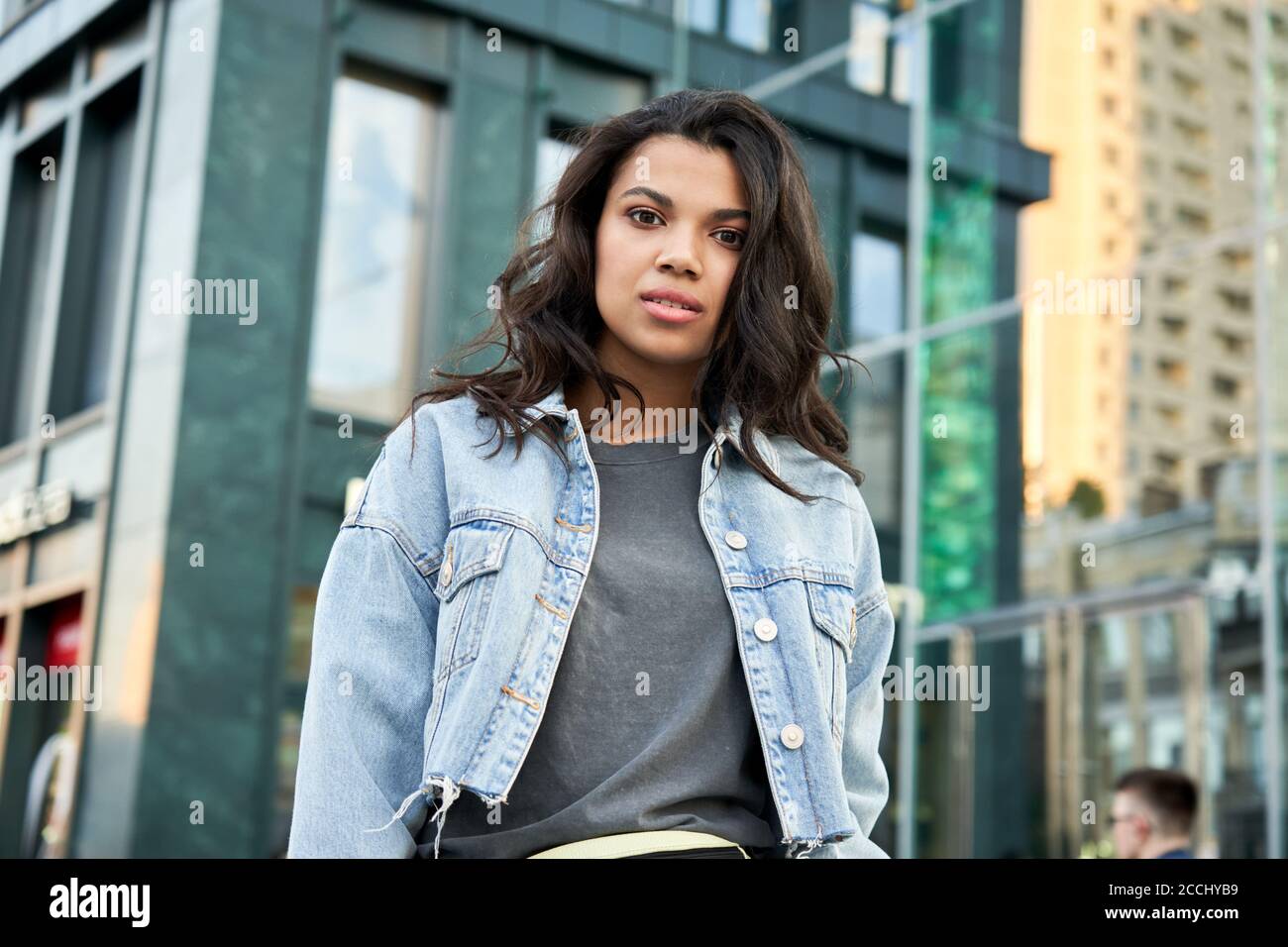 Schöne junge afrikanische Frau Blick auf Kamera auf Stadt Straße, Porträt. Stockfoto