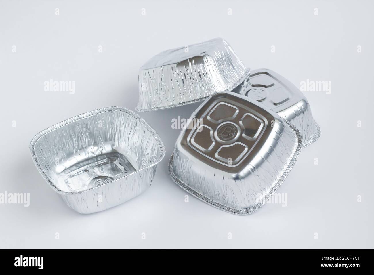 Saubere, Einweg-Aluminiumschalen, Folienbehälter -Take Away-Paket- auf weißem Hintergrund. Stockfoto