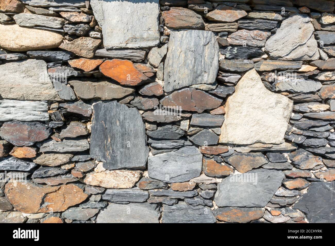 Mehrfarbige Schuttheinen Steinwand Stockfoto