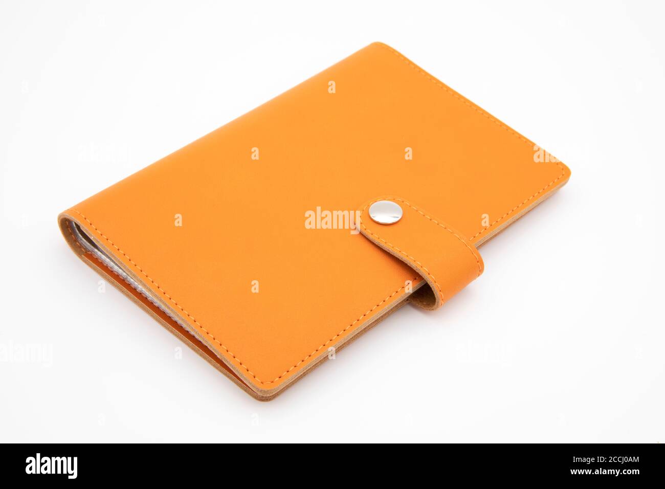 Orangefarbenes Notebook auf weißem Hintergrund isoliert Stockfoto