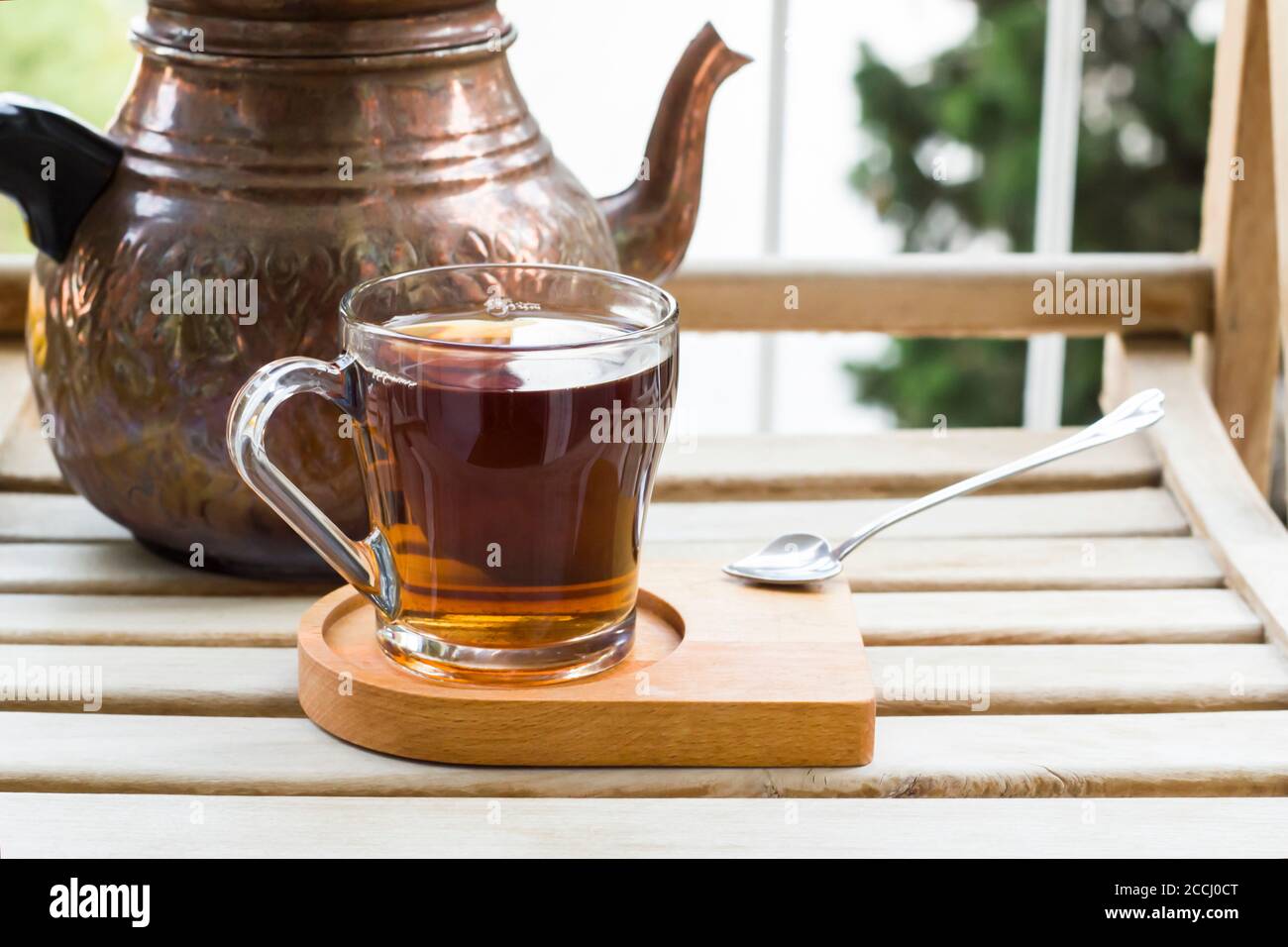 Traditioneller türkischer Tee auf Holztisch mit Vintage-Kupfer-Teekanne Stockfoto