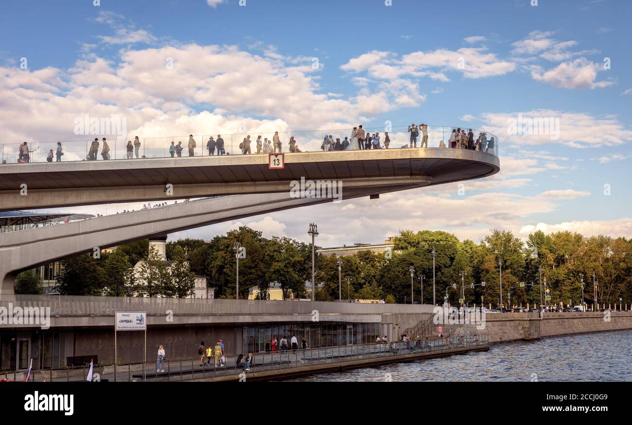 Moskau - 21. Aug 2020: Schwimmende Brücke über dem Moskwa-Fluss im Sarjadje-Park, Moskau, Russland. Saryadye ist neue touristische Attraktion von Moskau. Tolle Aussicht Stockfoto