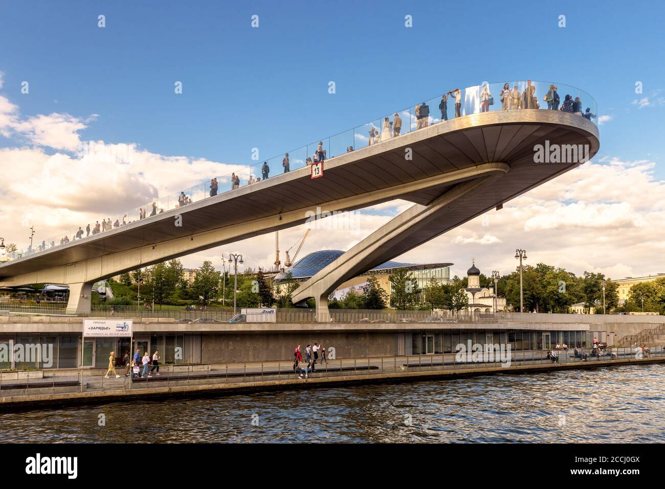 Moskau - 21. Aug 2020: Schwimmende Brücke über dem Moskwa-Fluss im Sarjadje-Park, Moskau, Russland. Saryadye ist moderne Touristenattraktion von Moskau. Super U Stockfoto