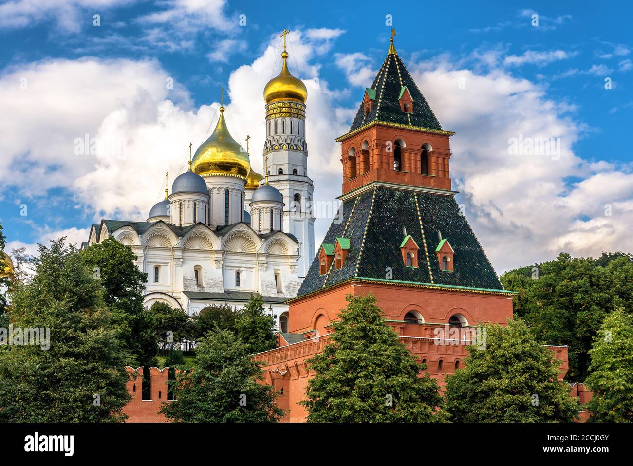 Moskauer Kreml Nahaufnahme im Sommer, Russland. Es ist die Top-Touristenattraktion von Moskau. Der alte Turm des berühmten Moskauer Kremls und die alte Kathedrale dahinter. Stockfoto