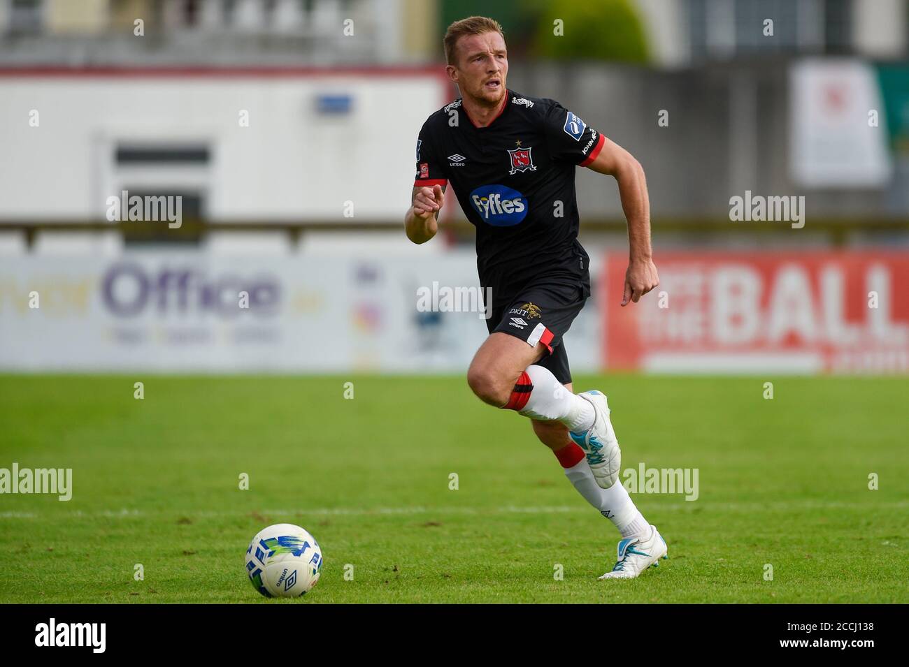 Sligo, Irland. August 2020. John Mountney von Dundalk kontrolliert den Ball während des SSE Airtricity Premier Division Spiels zwischen Sligo Rovers und Dundalk FC auf dem Showgrounds in Sligo, Irland am 22. August 2020 (Foto von Andrew SURMA/SIPA USA) Kredit: SIPA USA/Alamy Live News Stockfoto