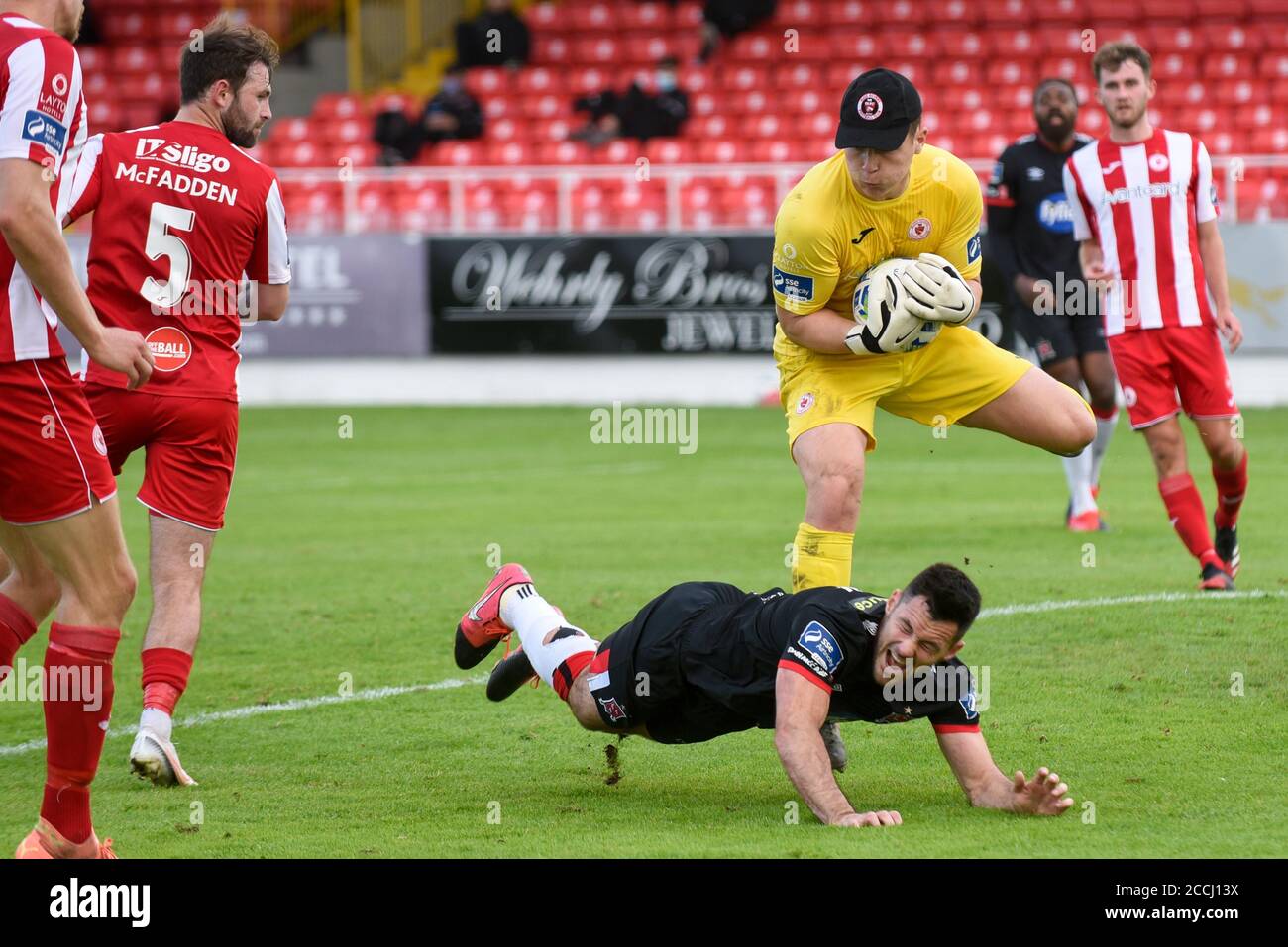 Sligo, Irland. August 2020. Patrick Hoban von Dundalk wurde während des SSE Airtricity Premier Division Spiels zwischen Sligo Rovers und Dundalk FC auf dem Showgrounds in Sligo, Irland am 22. August 2020 gefuellt (Foto von Andrew SURMA/SIPA USA) Credit: SIPA USA/Alamy Live News Stockfoto