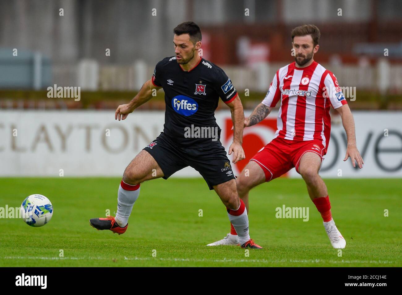 Sligo, Irland. August 2020. Patrick Hoban von Dundalk duelliert mit Kyle Callan-McFadden von Sligo während des SSE Airtricity Premier Division Spiels zwischen Sligo Rovers und Dundalk FC auf dem Showgrounds in Sligo, Irland am 22. August 2020 (Foto von Andrew SURMA/SIPA USA) Credit: SIPA USA/Alamy Live News Stockfoto