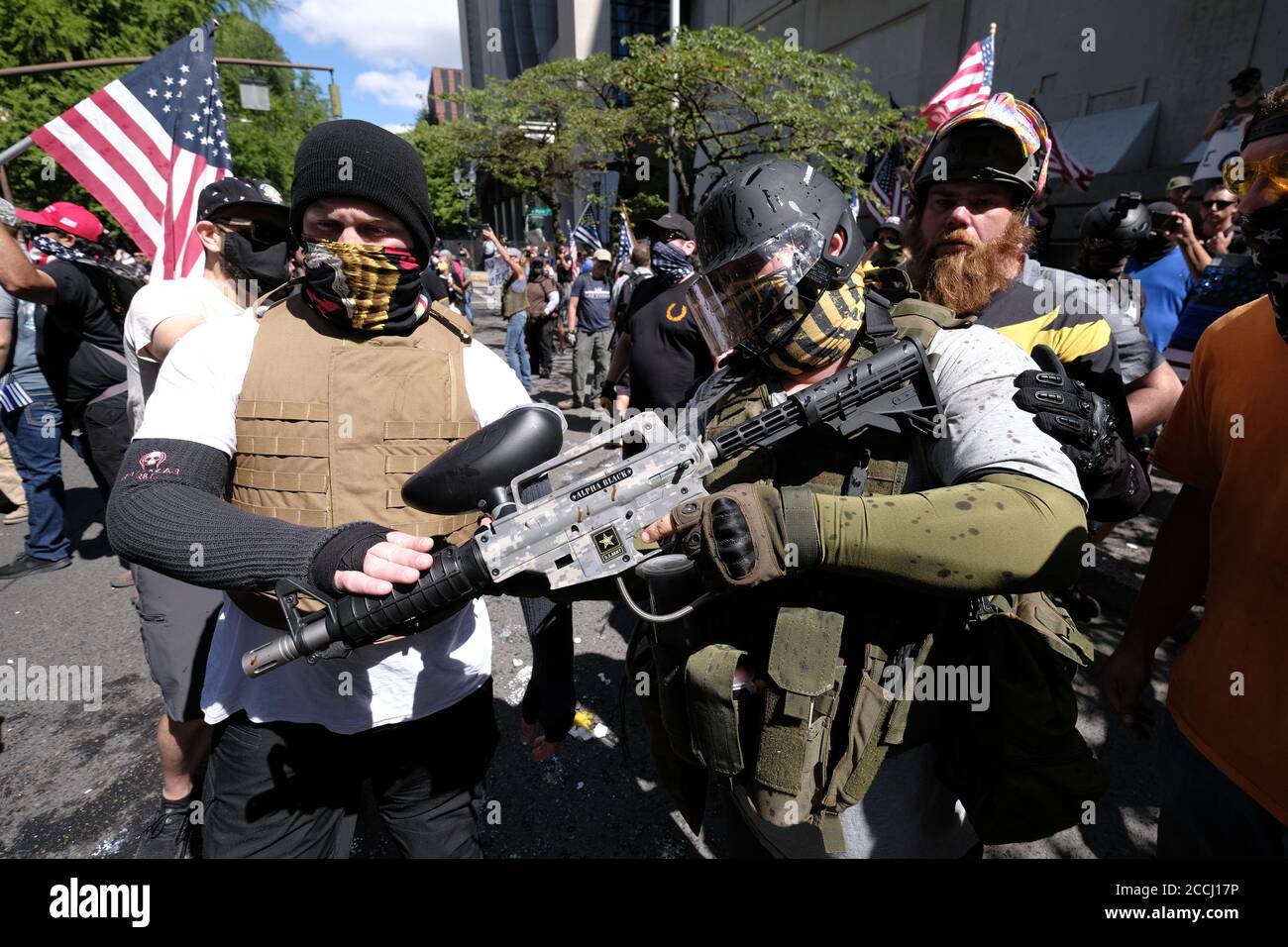 USA. August 2020. Der Patriot Prayer-Unterstützer David Willis lädt seine Paintball-Pistole neu, als Trump-Anhänger am 22. August 2020 auf der Straße vor dem Justizzentrum in Portland, Oregon, mit Demonstranten der Black Lives Matter zusammenstoßen. (Foto: Alex Milan Tracy/Sipa USA) Quelle: SIPA USA/Alamy Live News Stockfoto