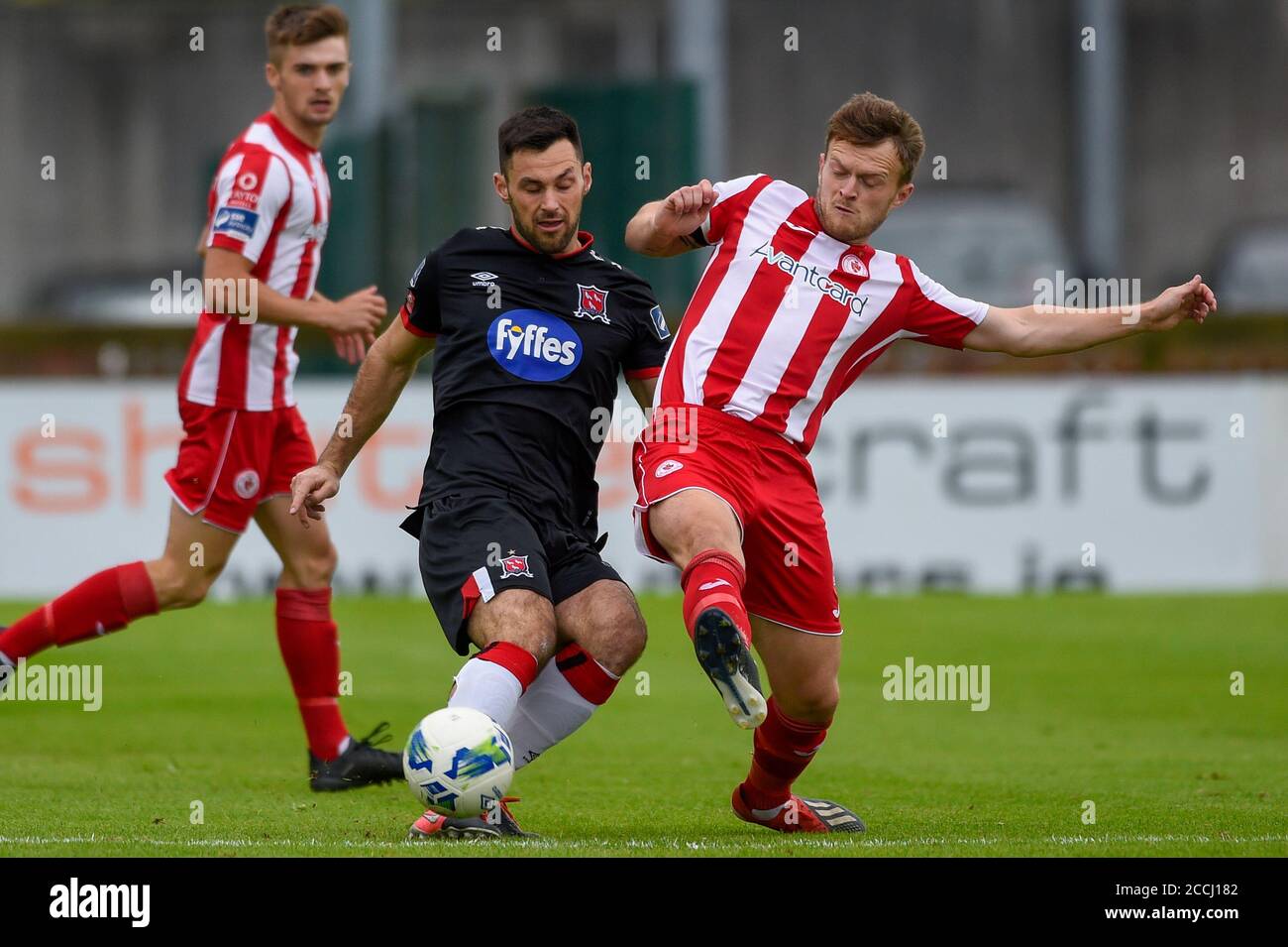 Sligo, Irland. August 2020. Patrick Hoban von Dundalk kämpft mit David Cawley von Sligo während des SSE Airtricity Premier Division Spiels zwischen Sligo Rovers und Dundalk FC auf dem Showgrounds in Sligo, Irland am 22. August 2020 um den Ball (Foto von Andrew SURMA/SIPA USA) Kredit: SIPA USA/Alamy Live News Stockfoto