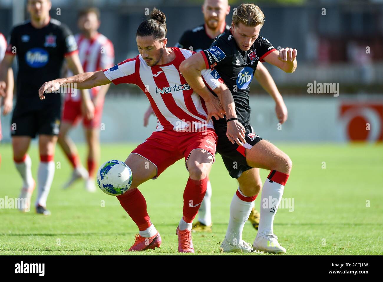 Sligo, Irland. August 2020. Ronan Coughlan von Sligo kämpft für den Ball mit Daniel Cleary von Dundalk während des SSE Airtricity Premier Division Spiels zwischen Sligo Rovers und Dundalk FC auf dem Showgrounds in Sligo, Irland am 22. August 2020 (Foto von Andrew SURMA/SIPA USA) Kredit: SIPA USA/Alamy Live News Stockfoto