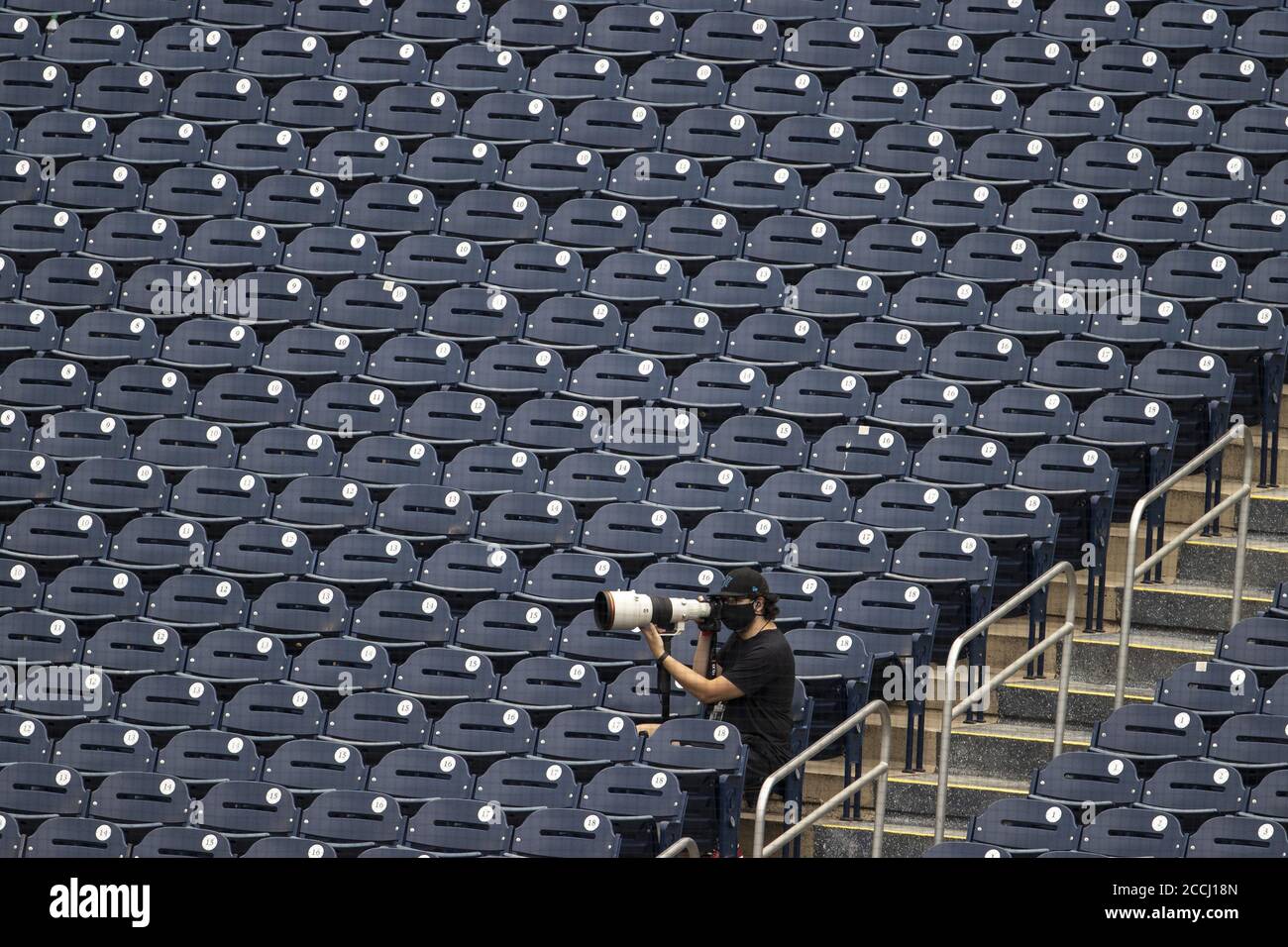 Washington, Usa. August 2020. Ein Sportfotograf stellt sein Foto während des Spiels zusammen, während die Washington Nationals am Samstag, den 22. August 2020 in Washington, DC, die Miami Marlins im Nationals Park aufnehmen. Foto von Tasos Katopodis/UPI Credit: UPI/Alamy Live News Stockfoto